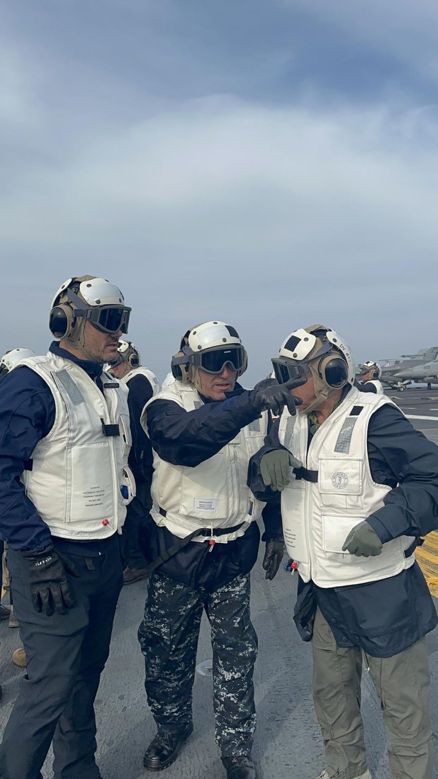 Petri recorrió el portaaviones USS George Washington