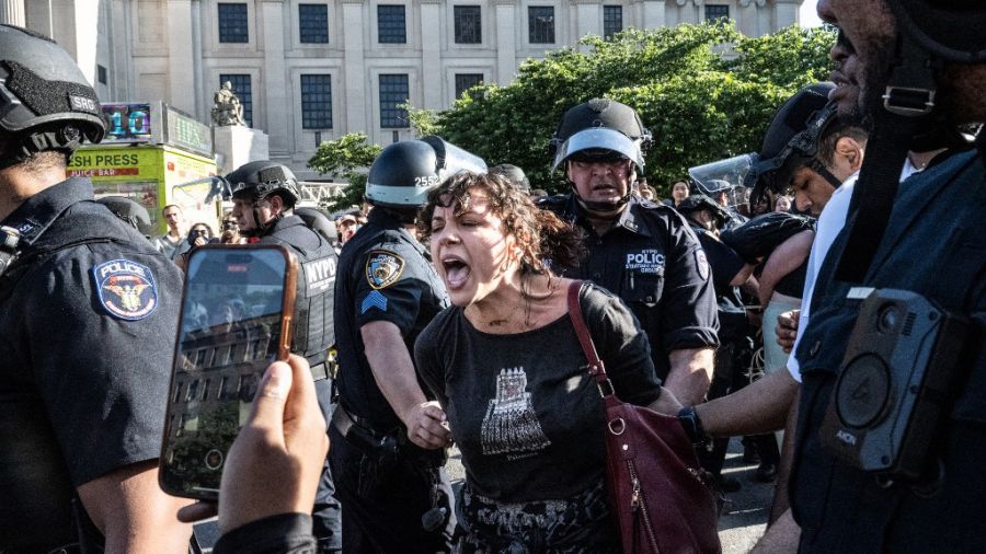 Manifestantes propalestinos protestaron contra Israel en el Museo de Brooklyn. Numerosos detenidos.