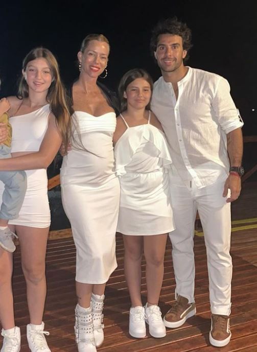 Nicol Neuman Y Manu Urcera junto a sus hijas