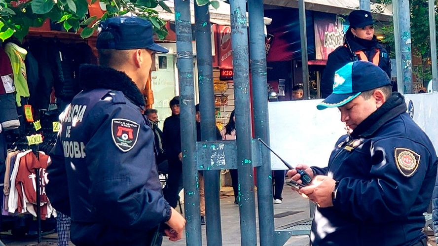 Cadete de la policía de Córdoba en la peatonal