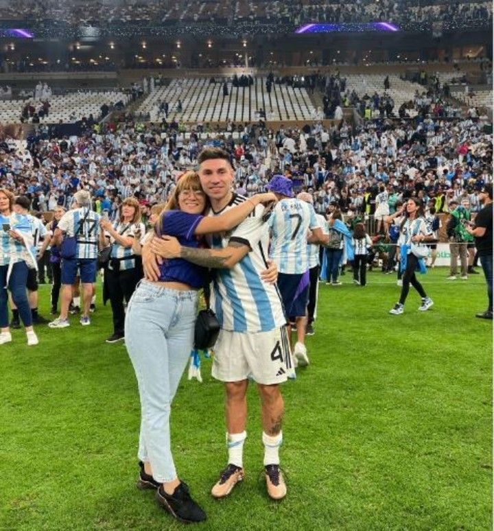 Montiel junto a su hermana post triunfo ante Francia en la final de Qatar 2022. 
