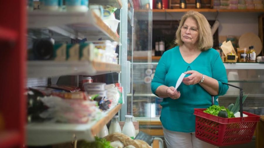 Un estudio de Adecco reveló que el 66% de los trabajadores destina la mayor parte de sus salarios a gastos de supermercado.