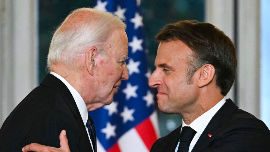 Fotogaleria El presidente francés, Emmanuel Macron saluda al presidente estadounidense, Joe Biden, durante una cena oficial de estado como parte de la visita de estado del presidente estadounidense a Francia