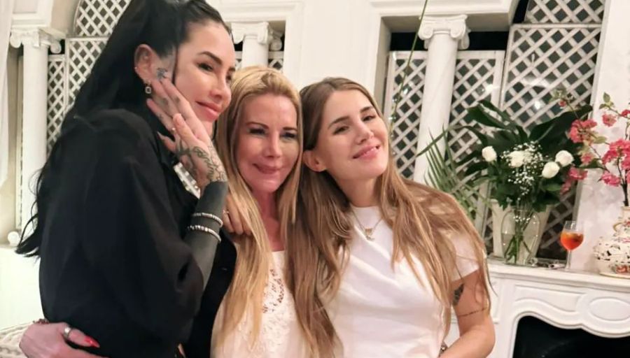 CANDE Y MICA TINELLI junto a su mamá SOLEDAD AQUINO