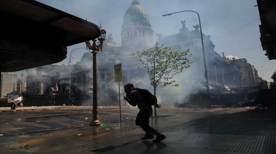 Balas de goma y gas pimienta en el violento operativo frente al Congreso 14 de dic 2017