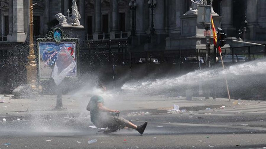 Balas de goma y gas pimienta en el violento operativo frente al Congreso 14 de dic 2017