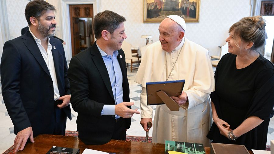 El gobernador Axel Kicillof en audiencia con el Papa Francisco