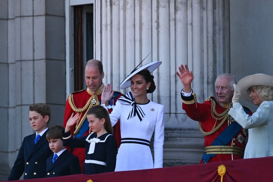 De blanco y sonriente: Kate Middleton volvió a la escena pública tras ser diagnosticada de cáncer