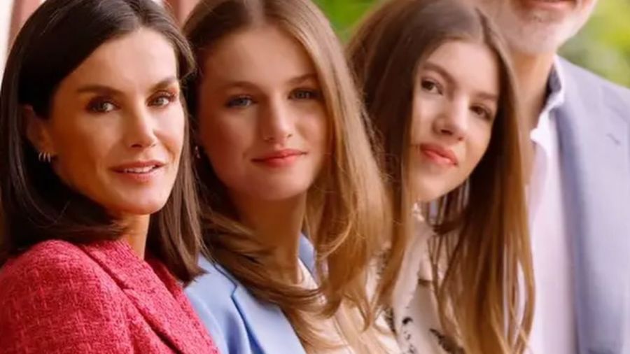 El look de Letizia Ortiz y sus hijas, Leonor y Sofía, durante el relevo solemne de la Guardia Real