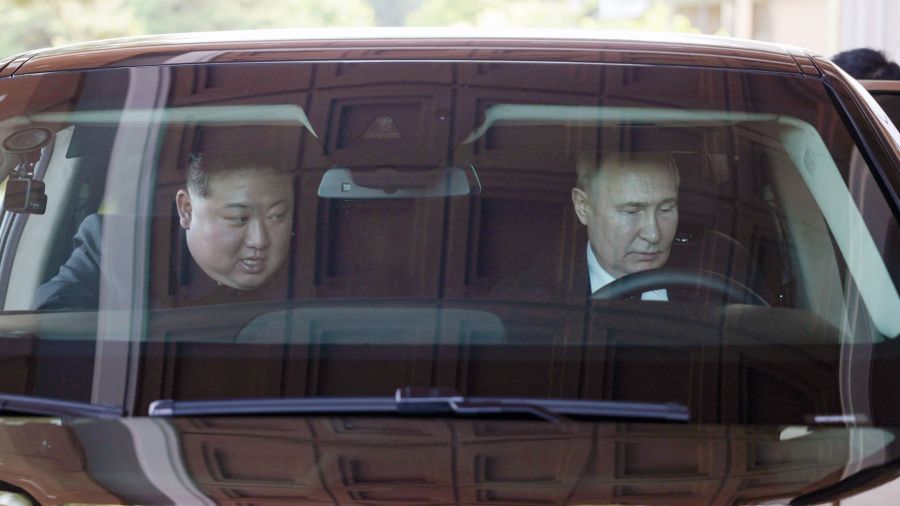 Fotogaleria Vladimir Putin y el líder de Corea del Norte Kim Jong Un conducen un automóvil Aurus en Pyongyang