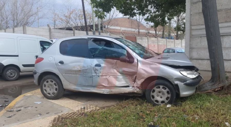 Así quedó el auto de María Valenzuela tras el accidente 1