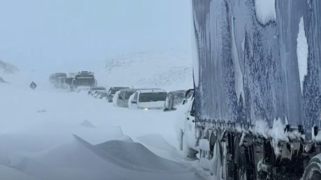 Las escenas de vehiculos varados por nieve en el sur, apocalípticas.