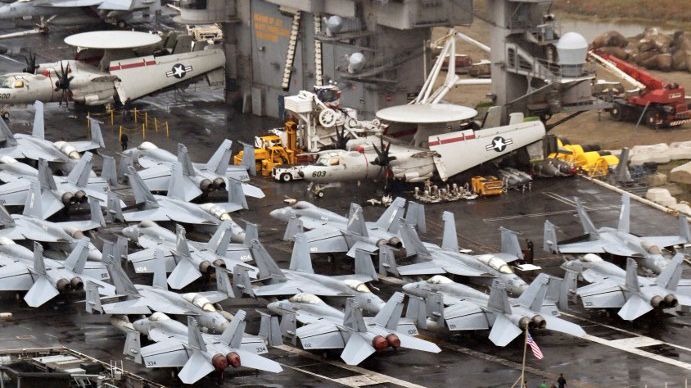 El gigantesco portaaviones Theodore Roosevelt, en Busan, Corea del Sur.