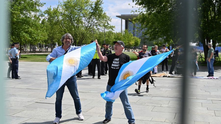 Los manifestantes anti-Milei en la reunión del mandatario argentino con Scholz fueron escasos.