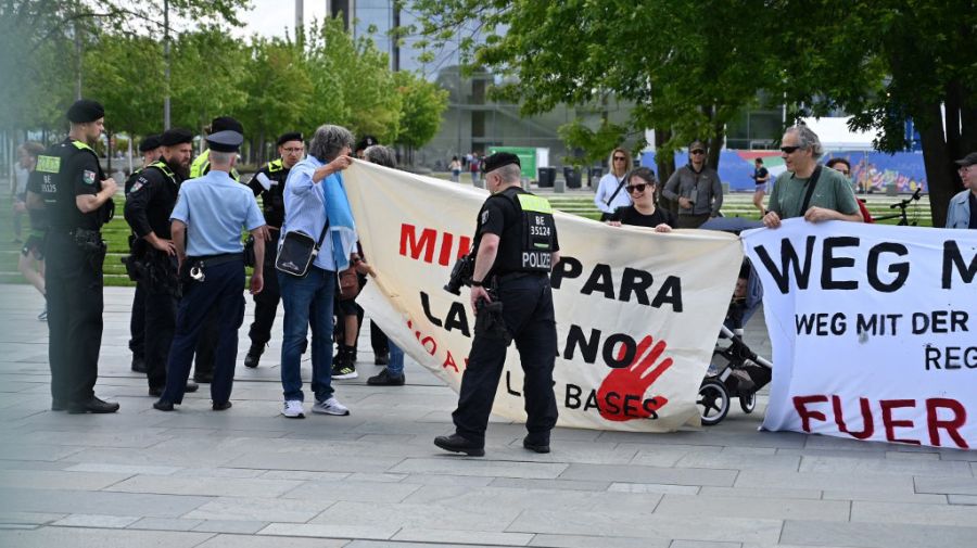 Los manifestantes anti-Milei en la reunión del mandatario argentino con Scholz fueron escasos.