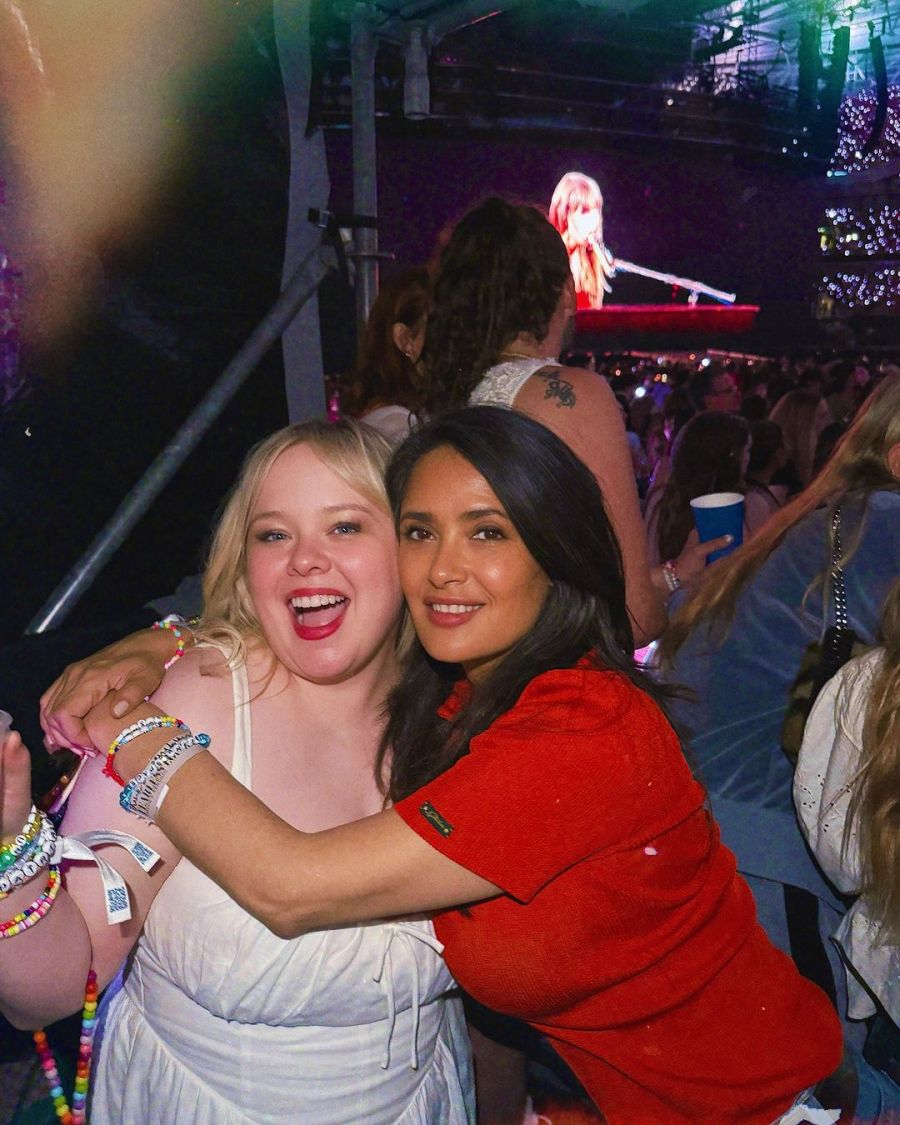 Salma Hayek y Nicola Coughlan disfrutaron del show de Taylor Swift en Londres