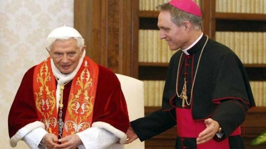 Georg Gaenswein con Benedicto XVI y el papá Francisco 20240624
