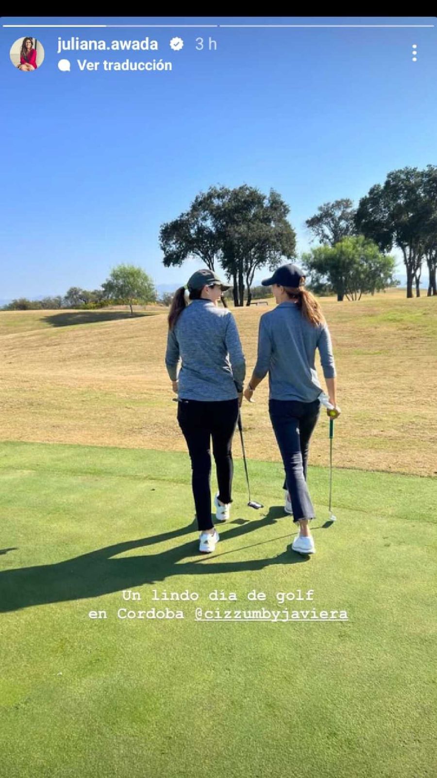 Juliana Awada dio clases de estilo jugando el golf con dos looks muy sofisticados
