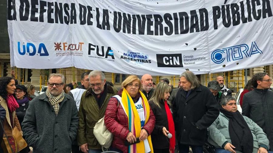 Movilización de docentes y no docentes frente al palacio sarmiento