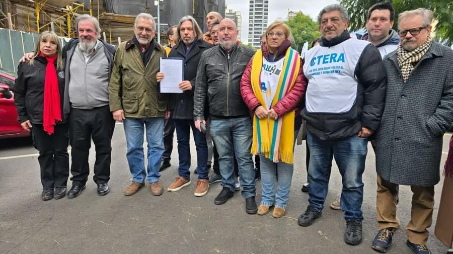 Movilización de docentes y no docentes frente al palacio sarmiento