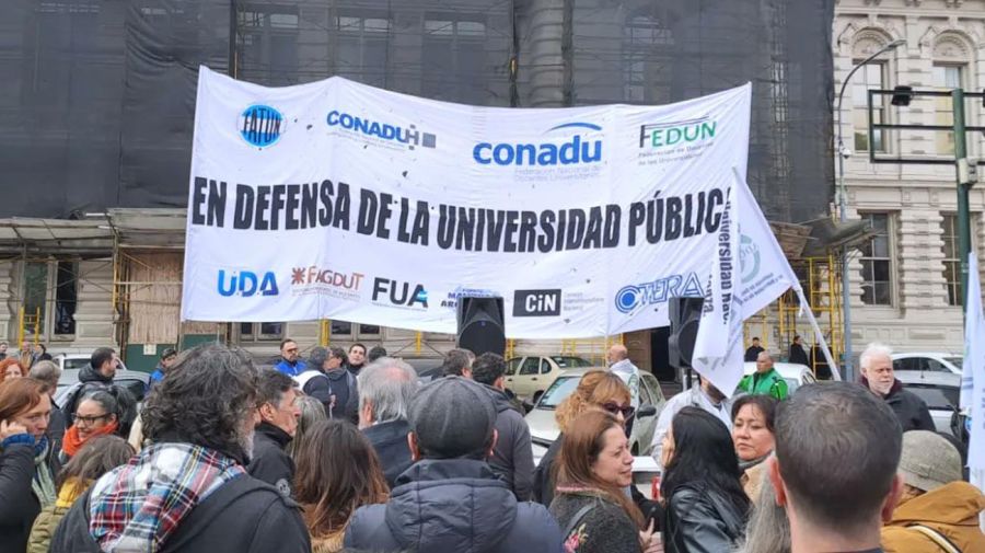 Movilización de docentes y no docentes frente al palacio sarmiento