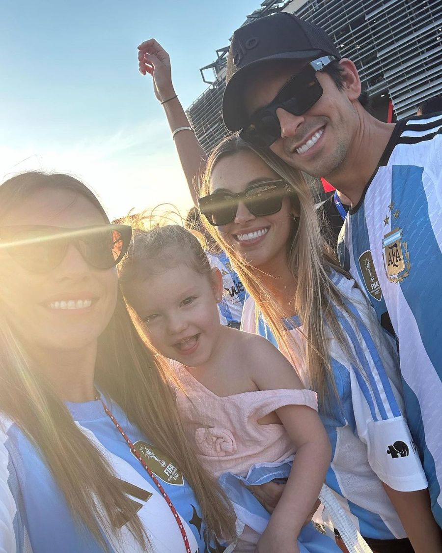 Una a una, las fotos de Pampita junto a Ana García Moritán en Nueva Jersey para ver a la Selección Argentina