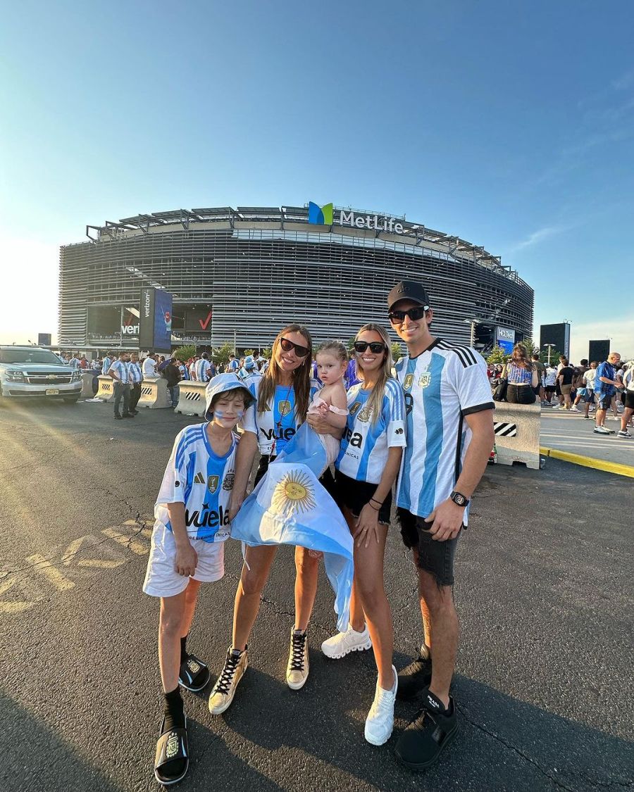 Una a una, las fotos de Pampita junto a Ana García Moritán en Nueva Jersey para ver a la Selección Argentina