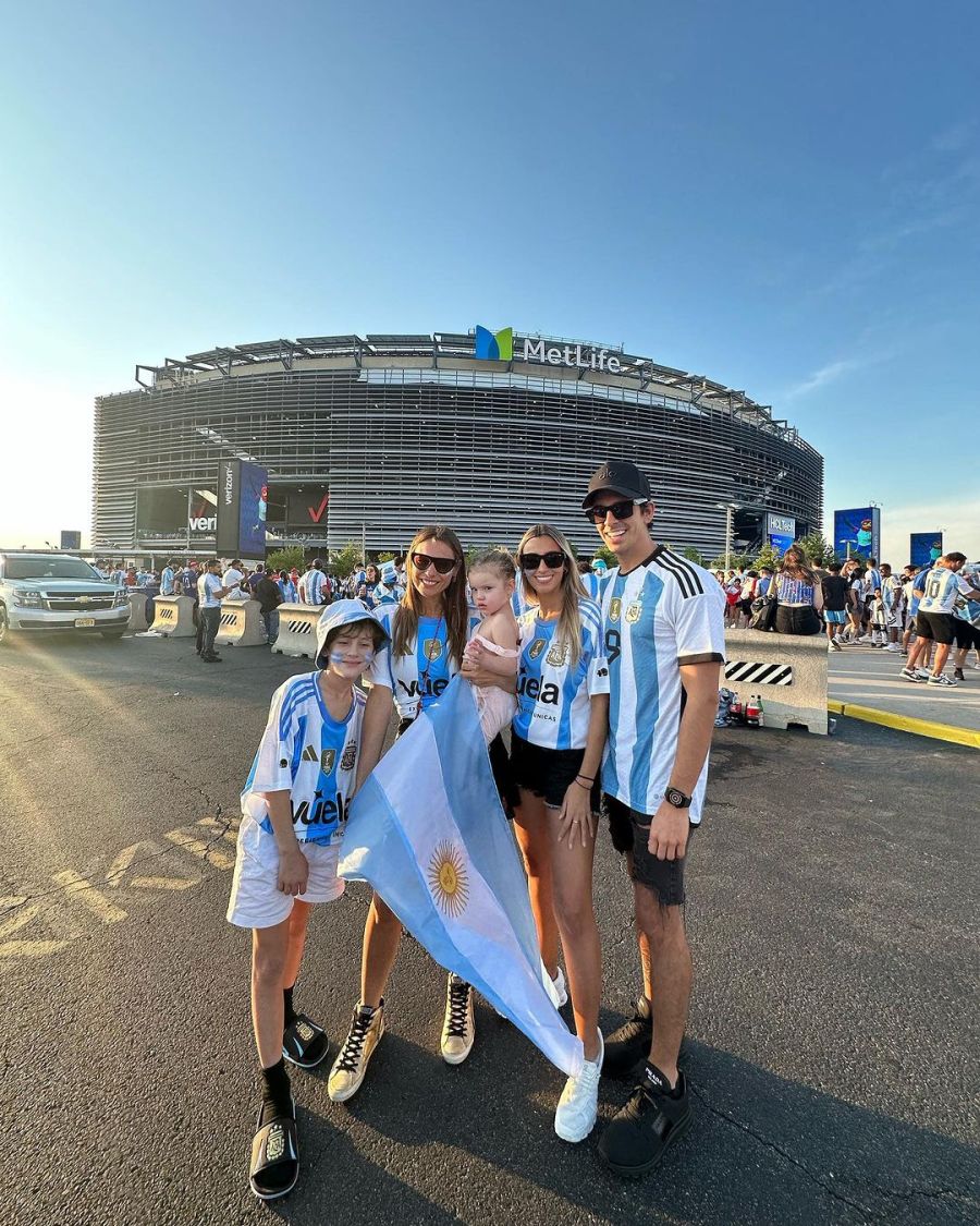 Una a una, las fotos de Pampita junto a Ana García Moritán en Nueva Jersey para ver a la Selección Argentina