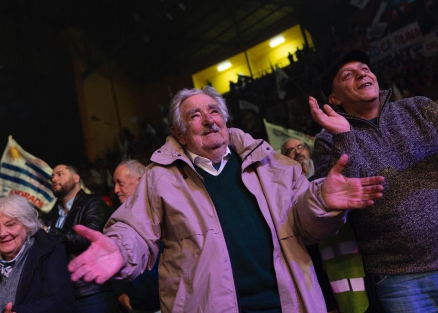 Pepe Mujica bailando