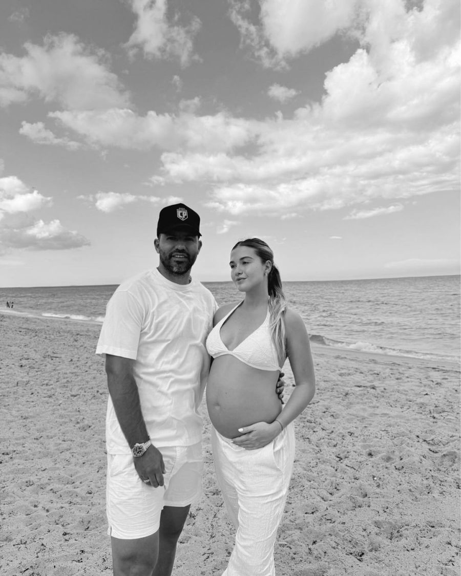 Sofía Calzetti compartió una foto junto al Kun Agüero en la que mostró su pancita de embarazada