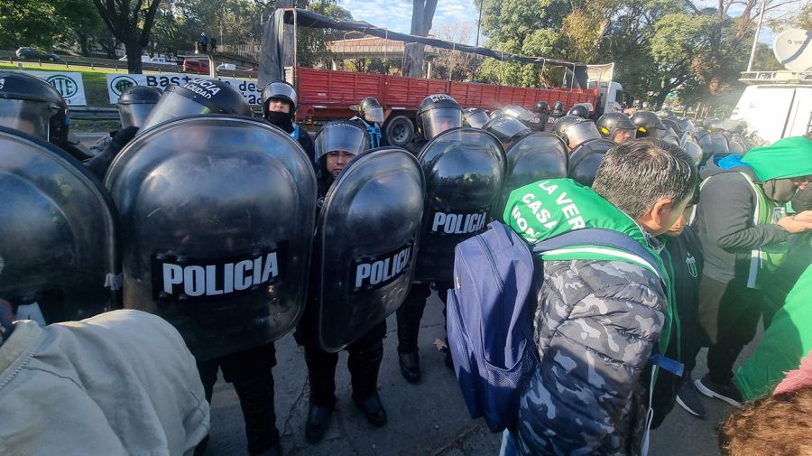 Avance de la Policía de la Ciudad contra la protesta de los trabajadores en la puerta del INTI