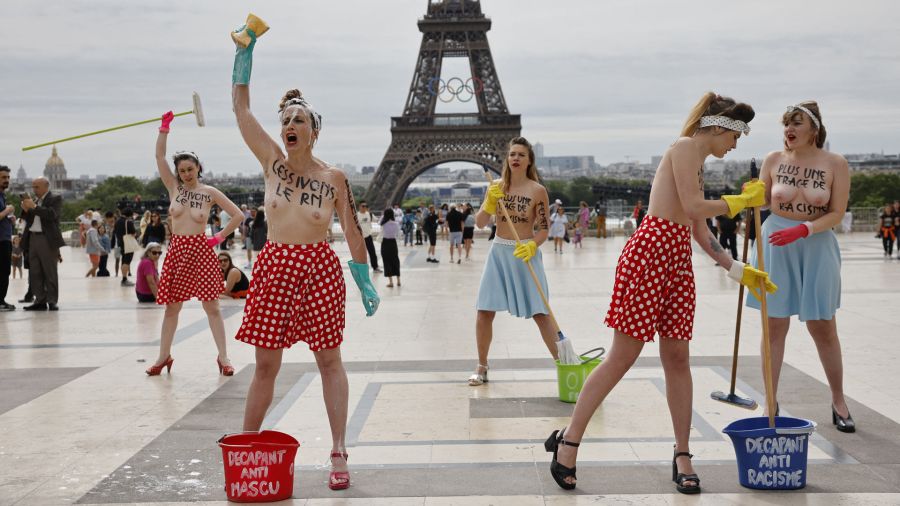 Fotogaleria Activistas del grupo feminista Femen participan en una acción contra la extrema derecha en vísperas de la primera vuelta de las elecciones parlamentarias de alto riesgo en la Esplanade du Trocadero