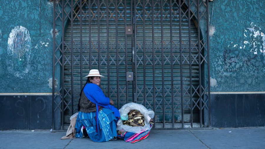 Fotogaleria Una mujer vende humitas (un alimento tradicional de los Andes) en el mercado de El Alto, Bolivia