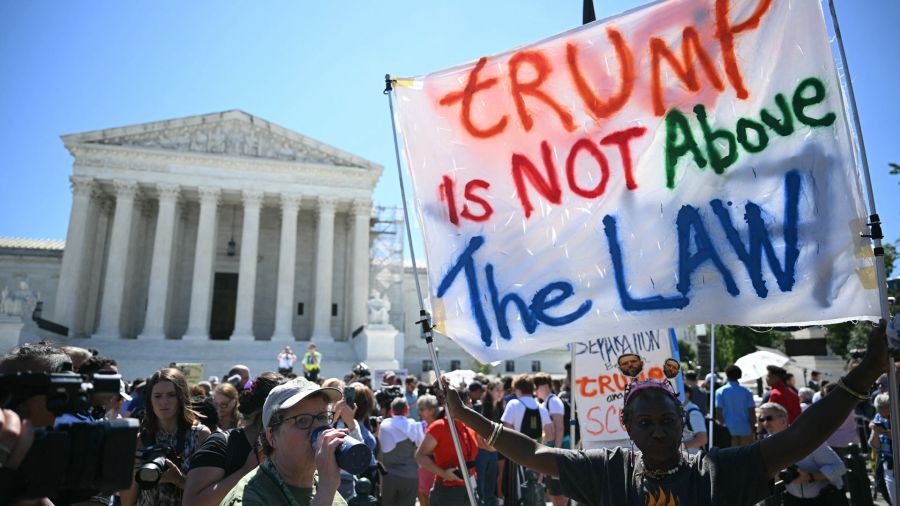 Fotogaleria La gente sostiene carteles contra Trump frente a la Corte Suprema de Estados Unidos, en Washington, DC. Donald Trump elogió una 