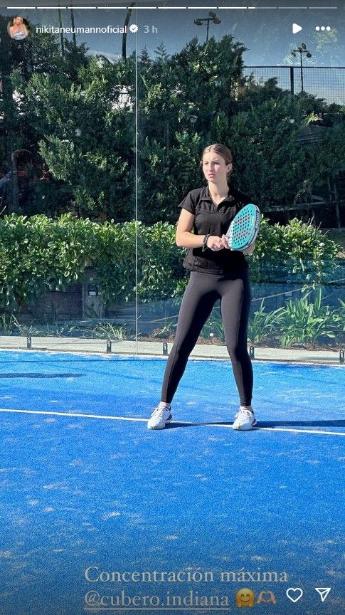 Indiana Cubero tuvo su primer partido de pádel con Nicole Neumann como espectadora especial