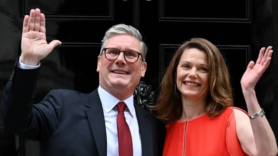 Fotogaleria El primer ministro entrante de Gran Bretaña, Keir Starmer, y líder del Partido Laborista, y su esposa Victoria saludan mientras posan en las escaleras del número 10 de Downing Street en Londres
