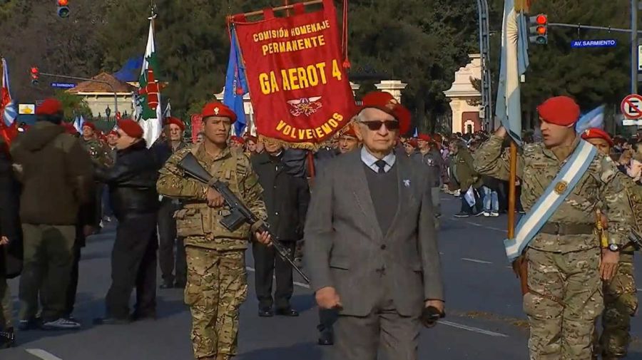 Veteranos de Malvinas desfilando 20240708