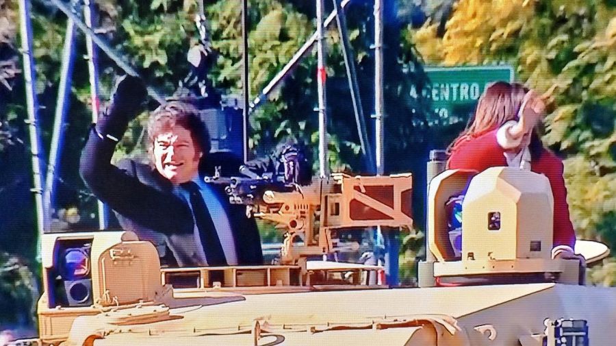 El presidente Javier Milei y la Vice presidenta Victoria Villarruel abordo de un Tanque en el desfile militar del 9 de julio