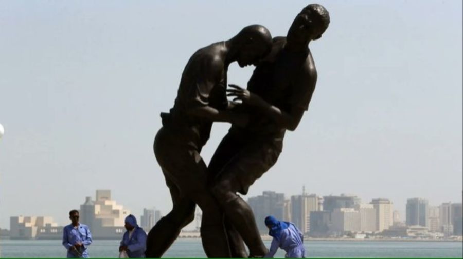 La estatua del cabezazo de Zidane a Materazzi. 