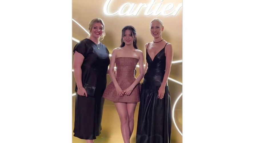 JISOO con Anne Yitzhakov (Directora General de Cartier Singapur, Malasia y ASEAN) y Yanina Novitskaya (Directora General de Cartier Sudeste Asiático y Oceanía).