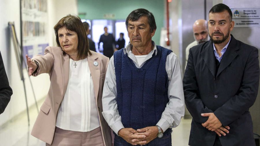 Patricia Bullrich junto a José Peña, el papá de Loan 20240711