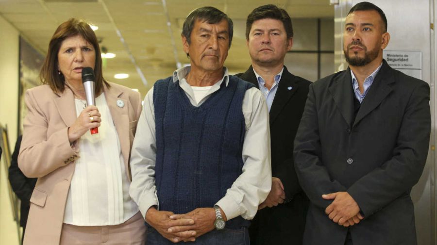 Patricia Bullrich junto a José Peña, el papá de Loan 20240711