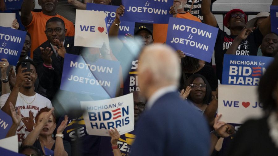 Biden, de campaña en Michigan.