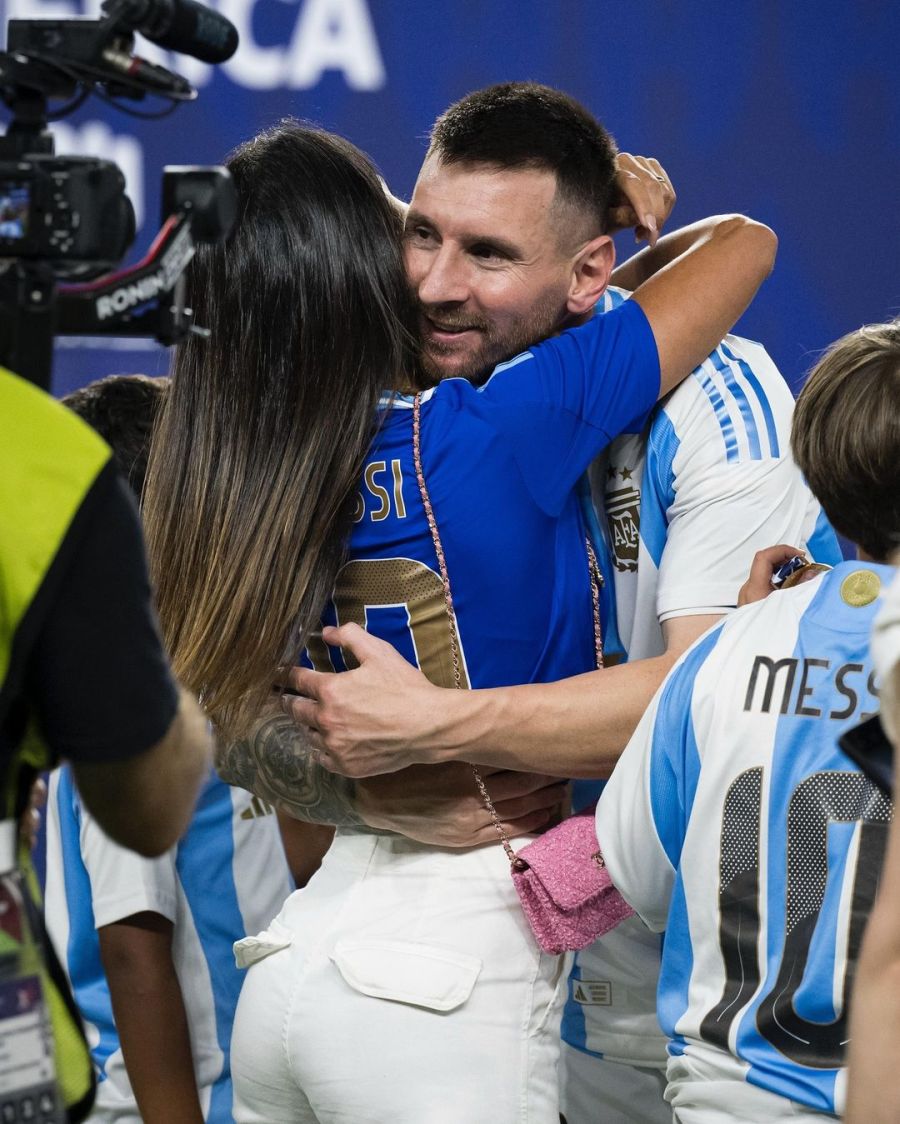 El romántico momento de Leo Messi y Antonela Roccuzzo tras la victoria de la Selección Argentina