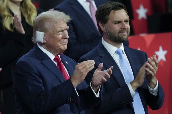 Donald Trump, participó en la convención republicana en Milwakee con la oreja derecha vendada.