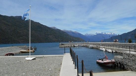 Tiempos felices del muelle de Lago Puelo, cuando sumaba atractivo a los turistas que llegan a la zona.