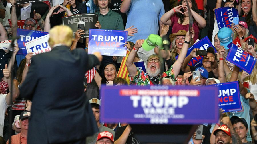 Fotogaleria El ex presidente de Estados Unidos y candidato presidencial de 2024, Donald Trump, hace un gesto después de hablar durante un mitin de campaña