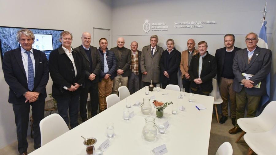 Luis Caputo visitó la Expo Rural y se reunió con la Mesa de Enlace