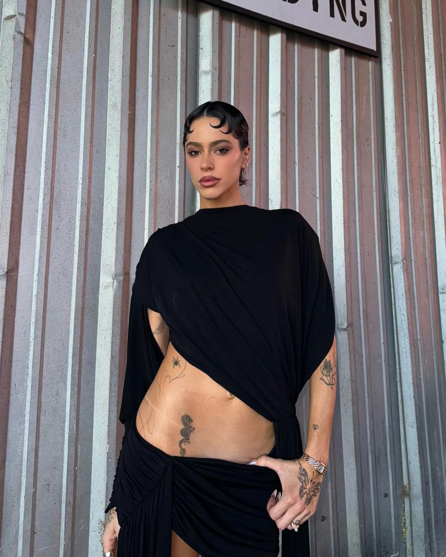Con un peinado vintage y un look total black, Tini Stoessel deslumbró en su paso por Los Ángeles