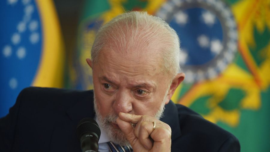 Fotogaleria El presidente brasileño, Luiz Inácio Lula da Silva, habla durante un encuentro con la prensa extranjera en el Palacio de la Alvorada, en Brasilia, Brasil